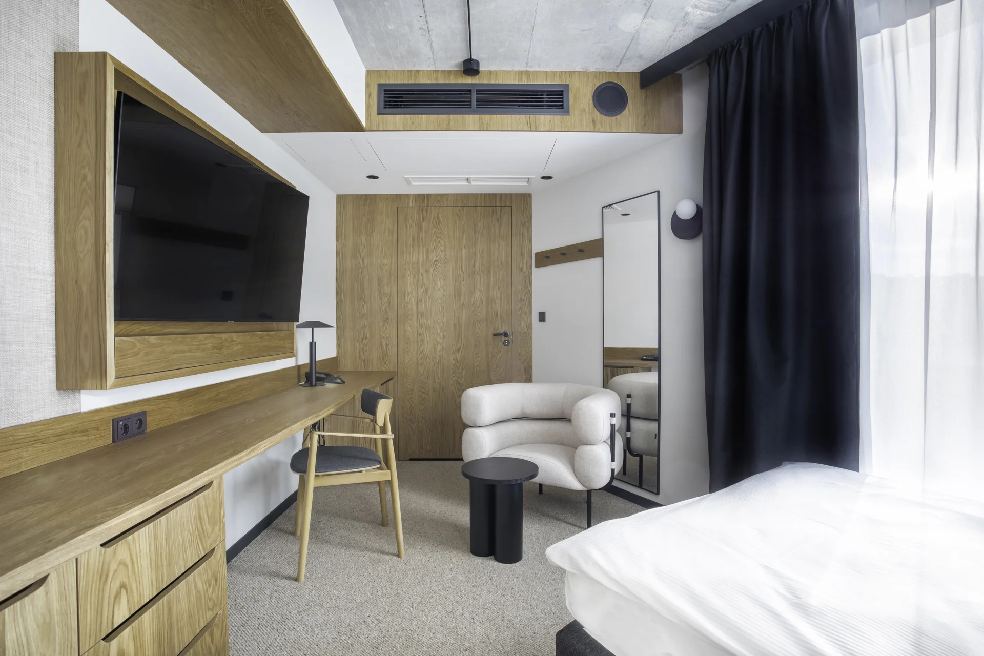 Nově postavený moderní hotel v samém centru Katovic s jídlem a saunou