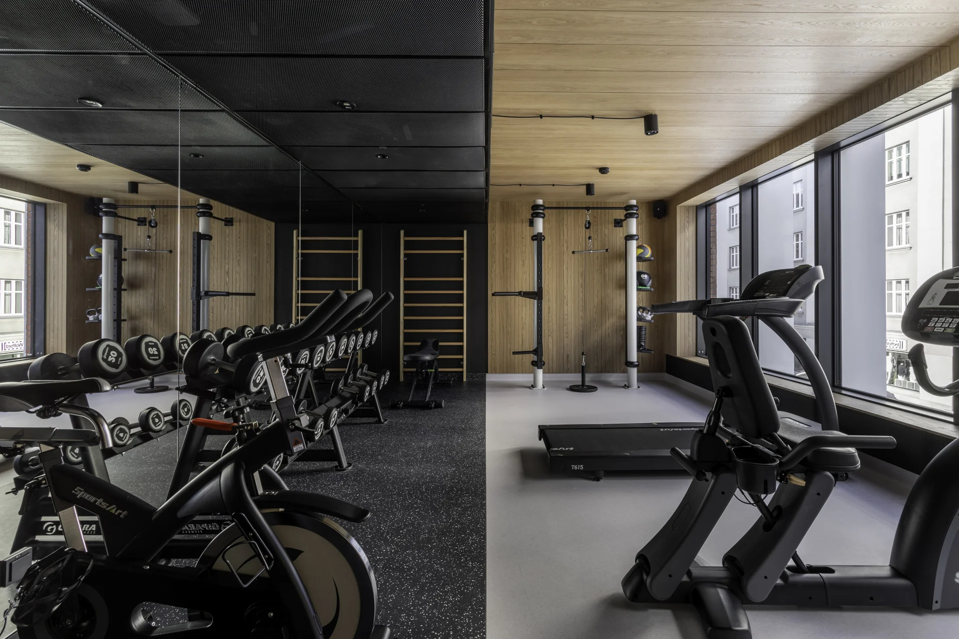 Nově postavený moderní hotel v samém centru Katovic s jídlem a saunou