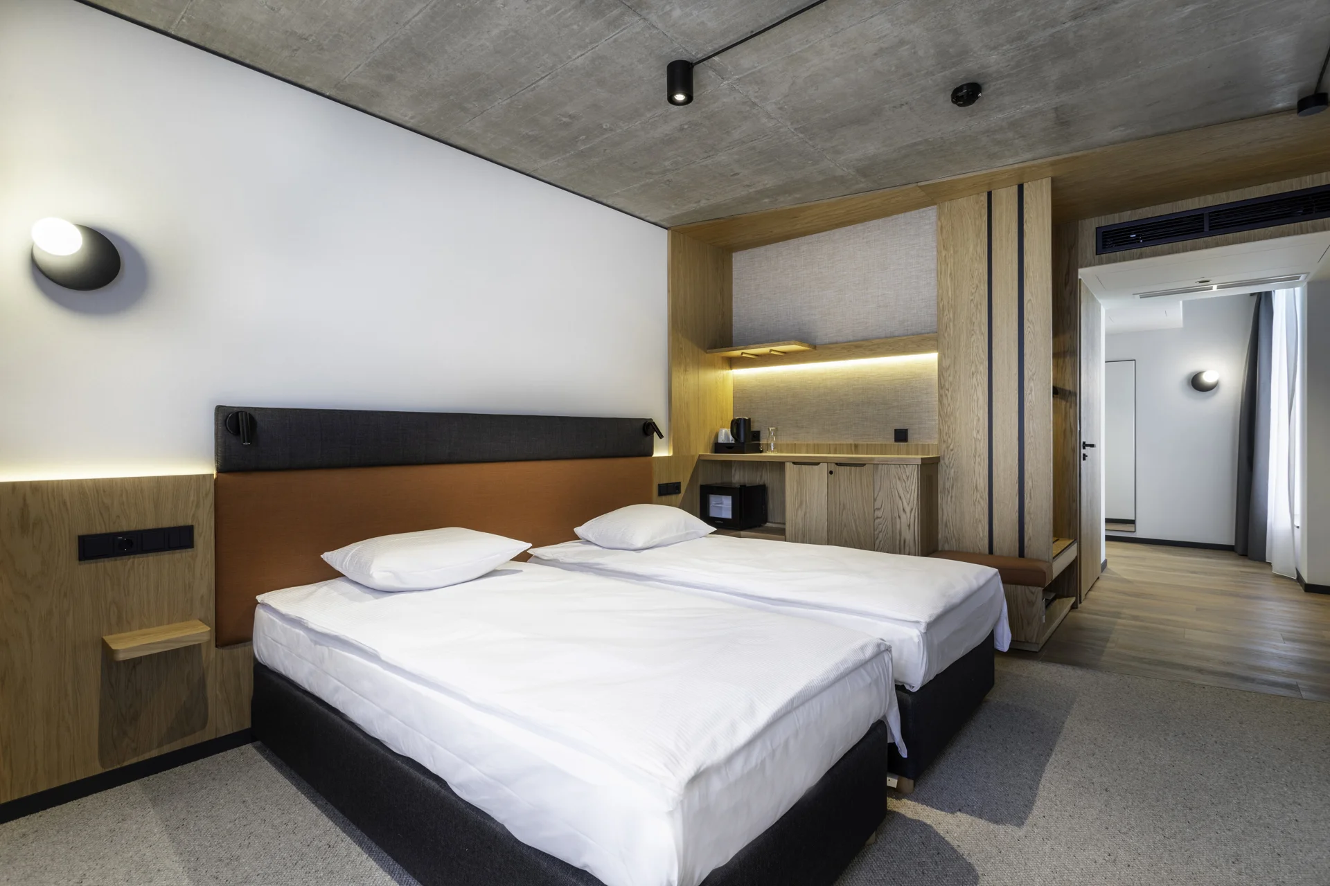 Nově postavený moderní hotel v samém centru Katovic s jídlem a saunou