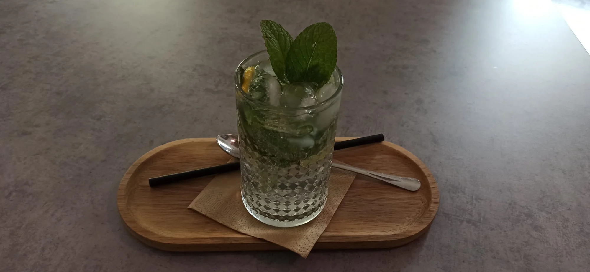 Koktejl pro 1 či 2 osoby v kavárně v Nuslích: mojito, aperol i gin tonic