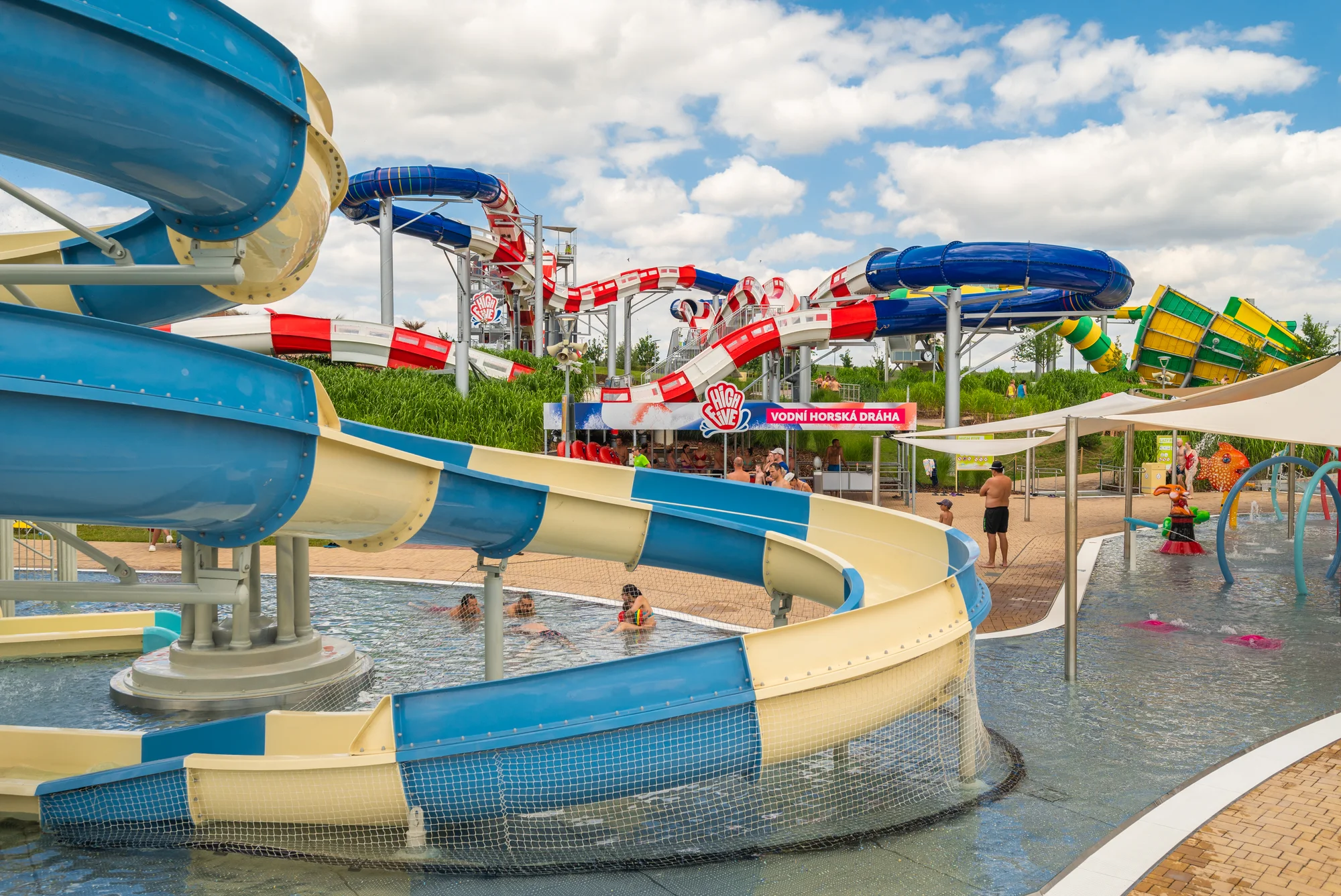 Léto na plné pecky a 100 Kč v kreditech zpět: Aqualand Moravia s vodním hradem a vodní horskou dráhou