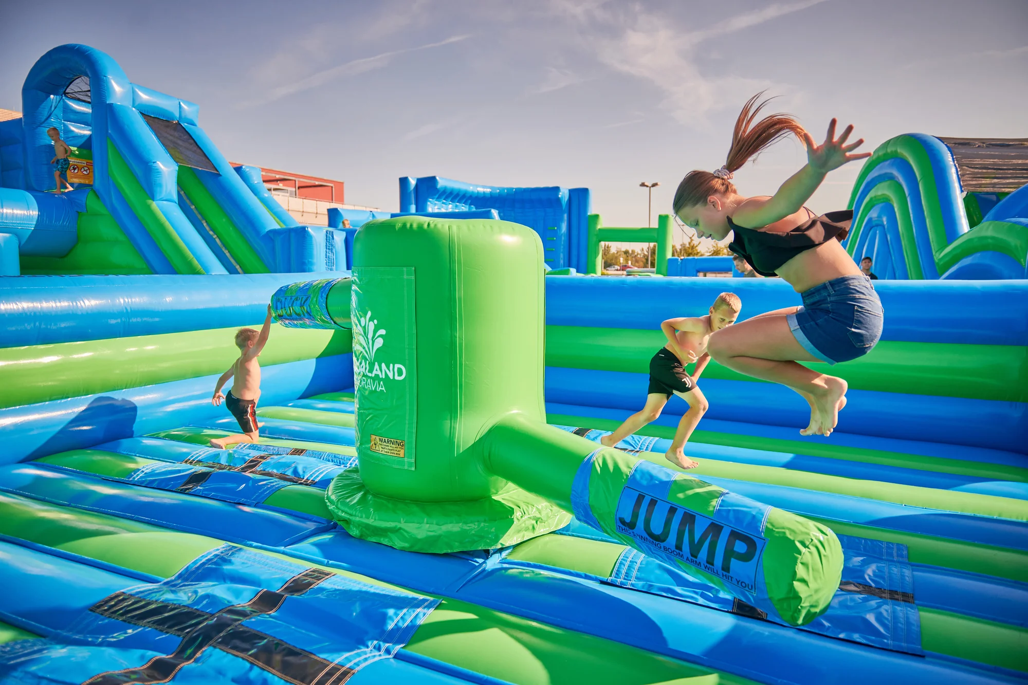 Léto na plné pecky a 100 Kč v kreditech zpět: Aqualand Moravia s vodním hradem a vodní horskou dráhou