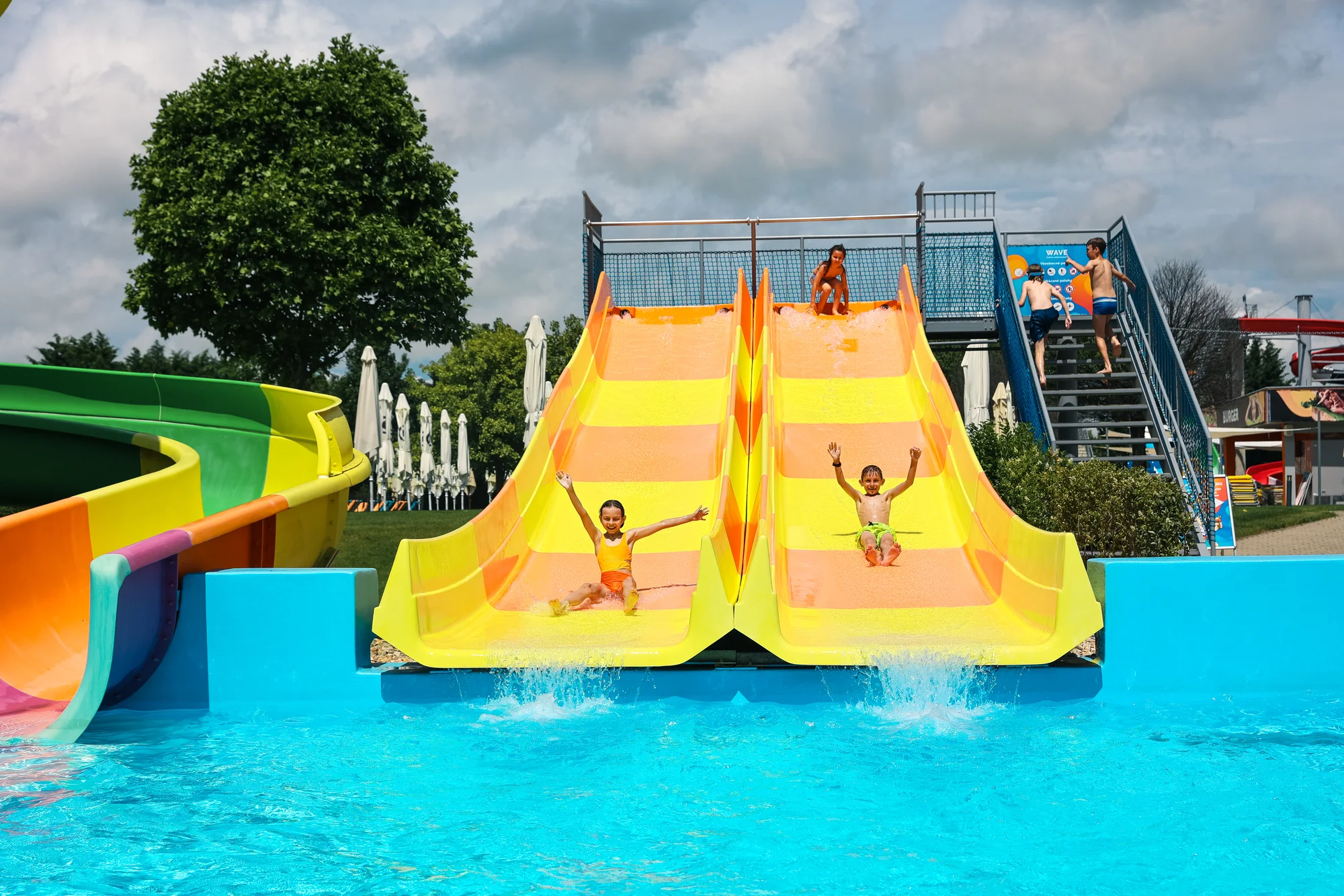 Celodenní vstup do Aquaparku Senec a 100 Kč v kreditech zpět: 7 bazénů, tobogány a skluzavky