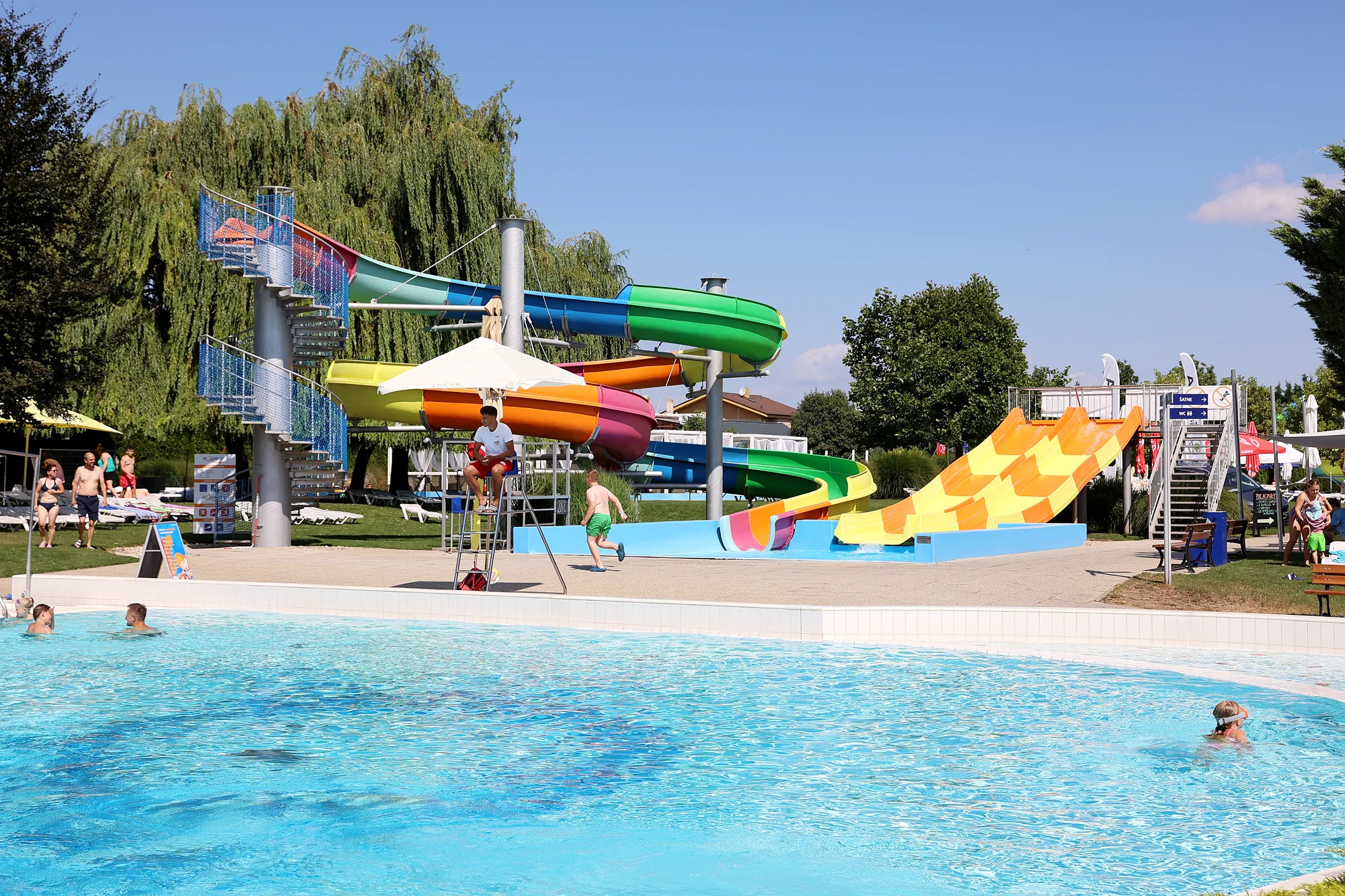 Celodenní vstup do Aquaparku Senec a 100 Kč v kreditech zpět: 7 bazénů, tobogány a skluzavky