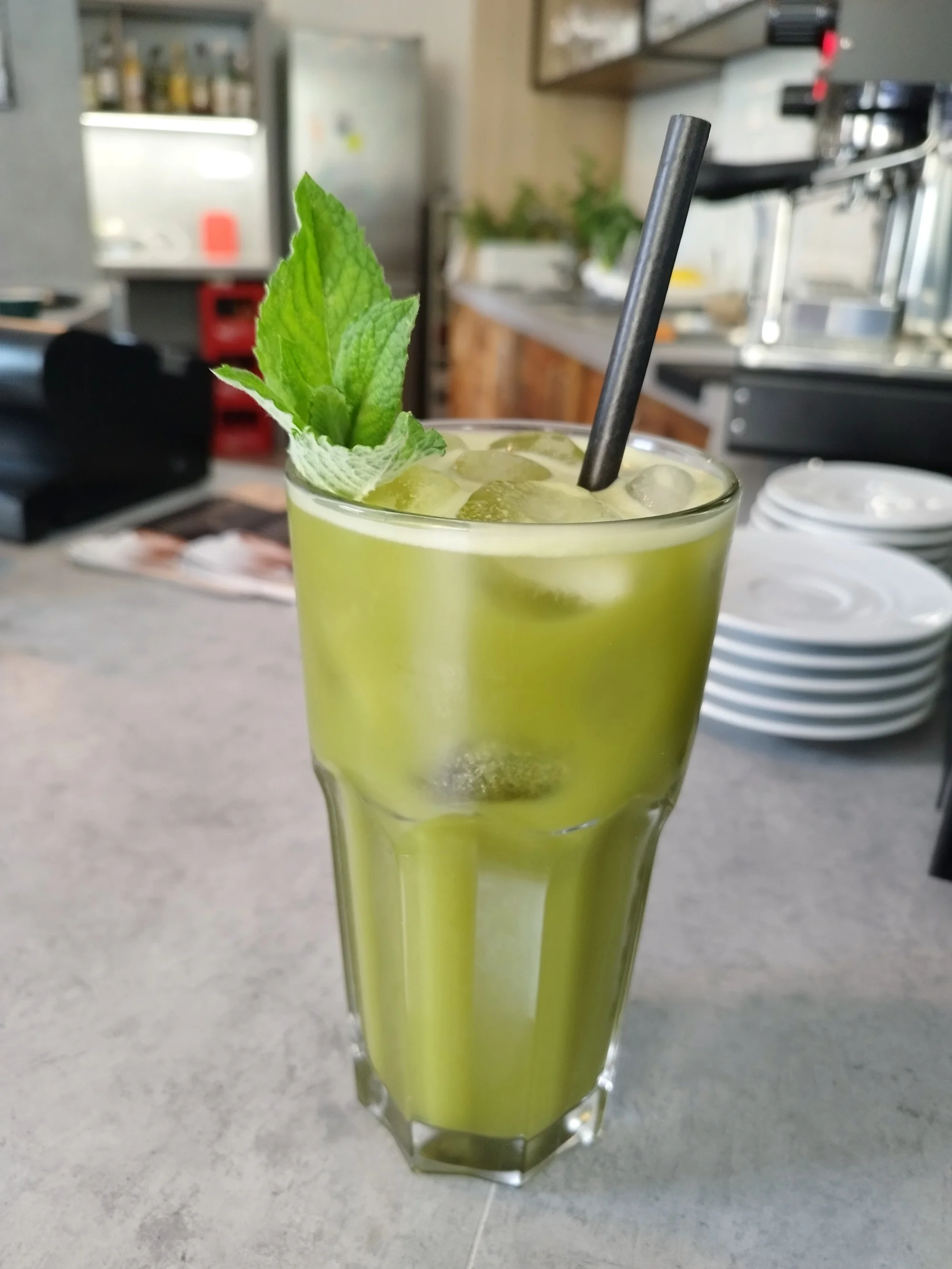 Koktejl pro 1 či 2 osoby v kavárně v Nuslích: mojito, aperol i gin tonic