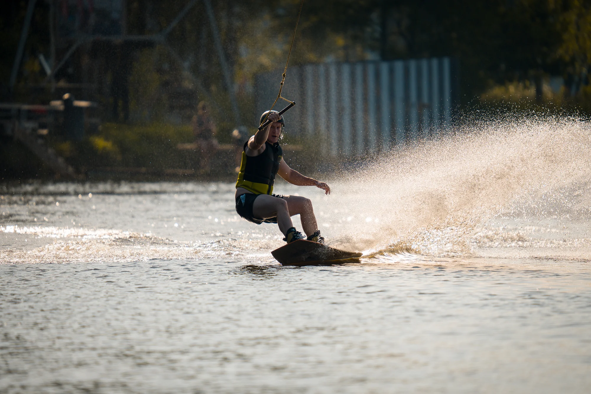Adrenalin na vodě: Wakeboarding na 1 hod. vč. vybavení a trenéra, 2-4 osoby