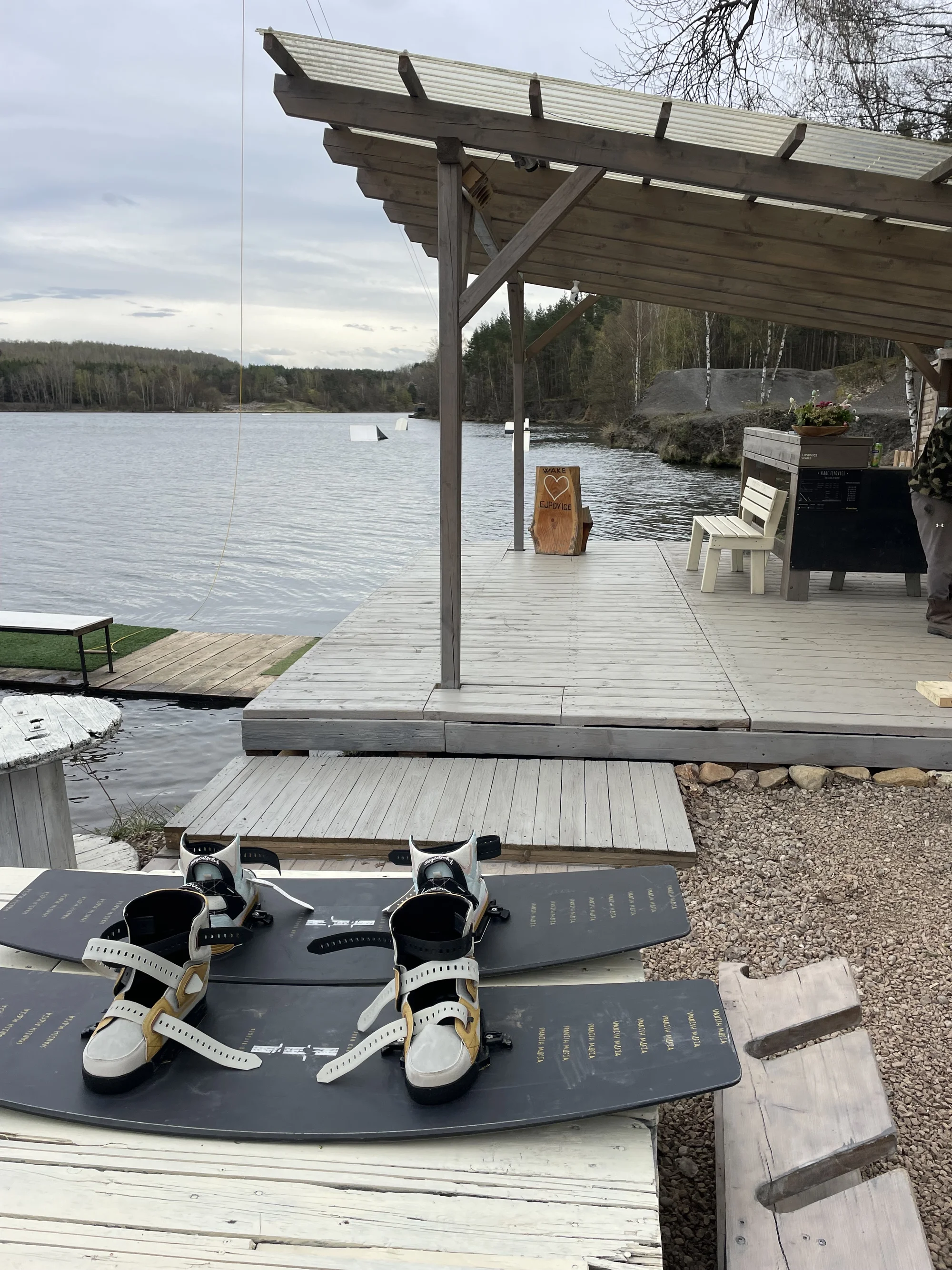 Adrenalin na vodě: Wakeboarding na 1 hod. vč. vybavení a trenéra, 2-4 osoby