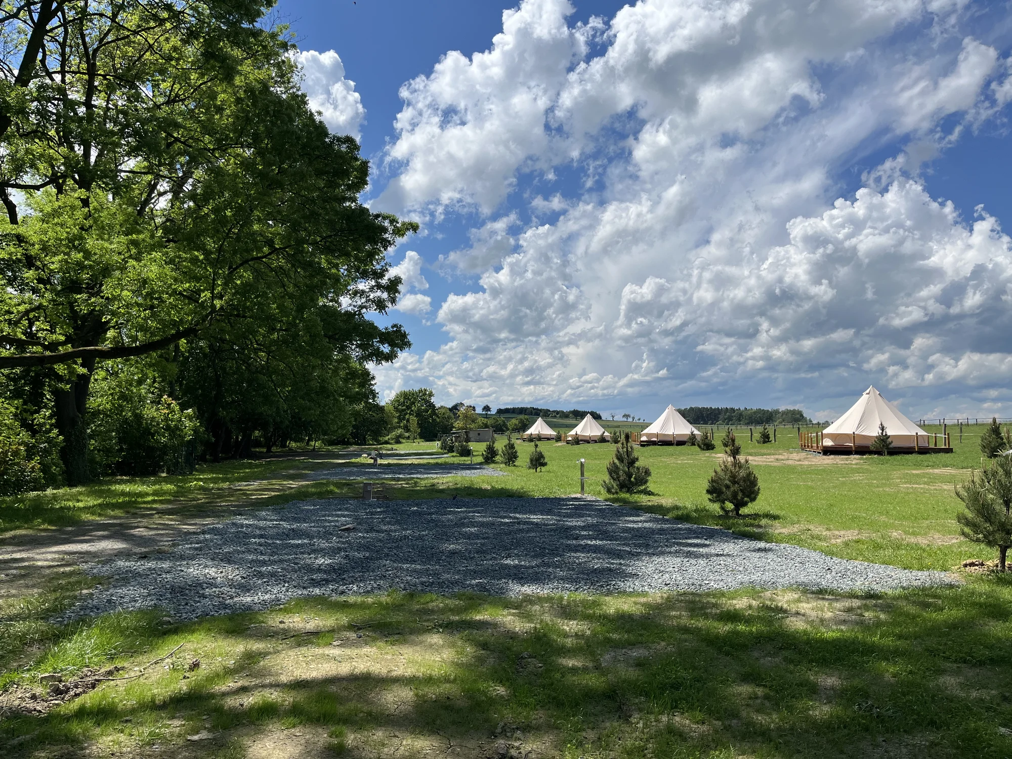 Glamping na farmě v Posázaví: luxusní stan s výhledem na pastviny pro 5 osob