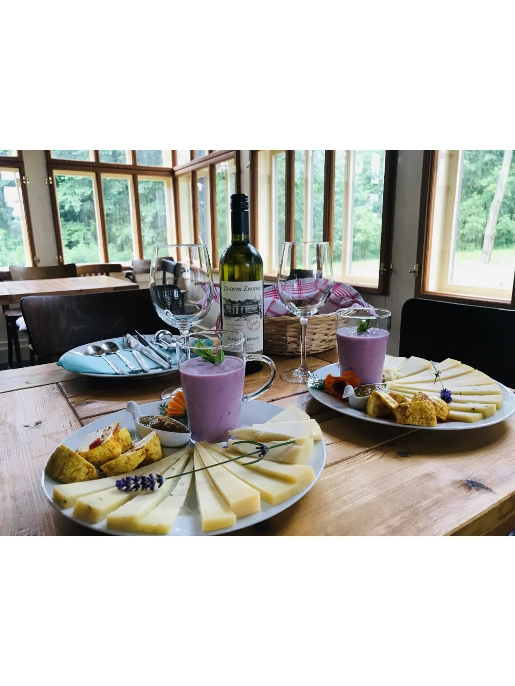 Glamping na farmě v Posázaví: luxusní stan s výhledem na pastviny pro 5 osob