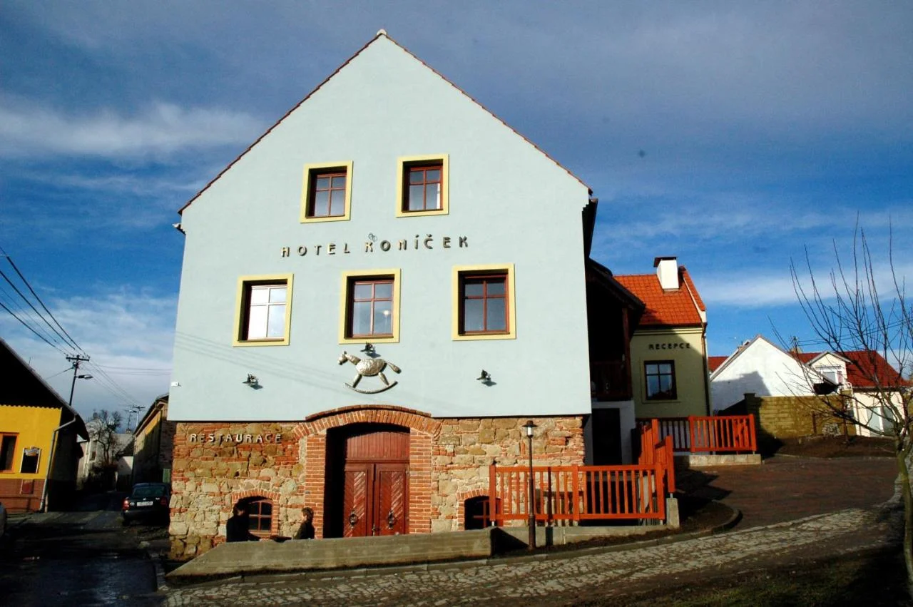 Stylový hotel na jižní Moravě se snídaní, degustační večeří i lahví vína
