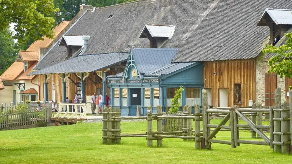 Glamping na farmě v Posázaví: luxusní stan s výhledem na pastviny pro 5 osob
