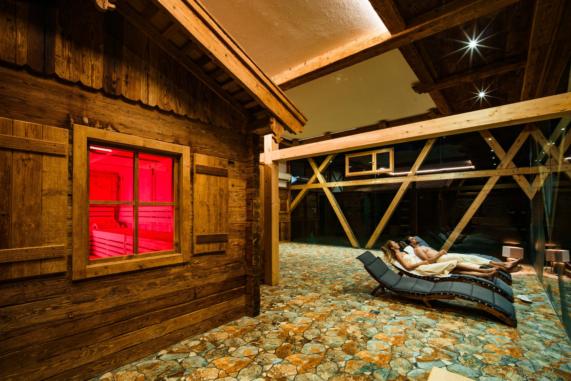 Luxusní přírodní resort: tyrolská sauna, skvělé snídaně, možnost chaletu s vířivkou