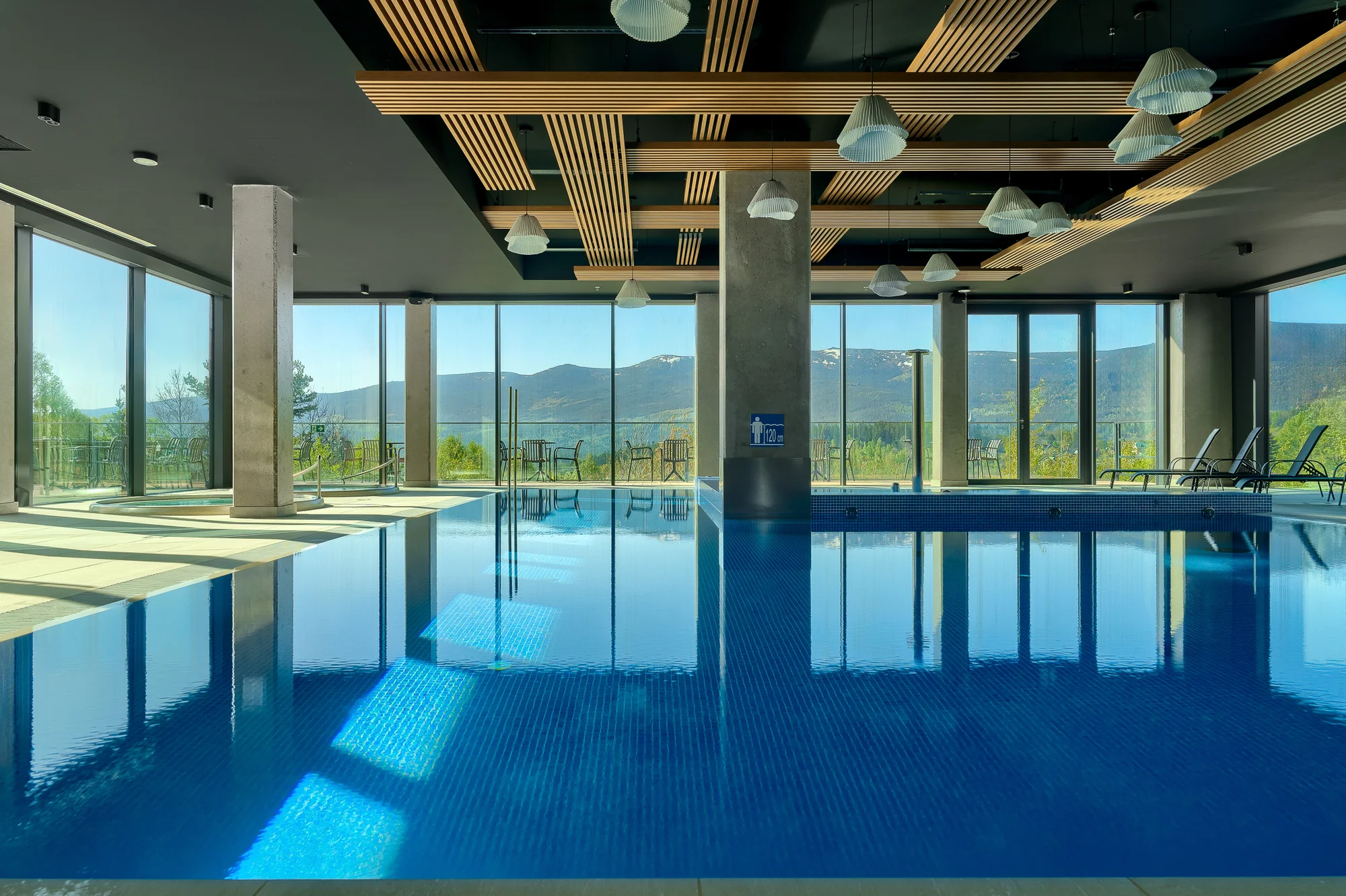 Nový moderní resort ve Sklářské Porubě: snídaně či polopenze, wellness, infinity bazén