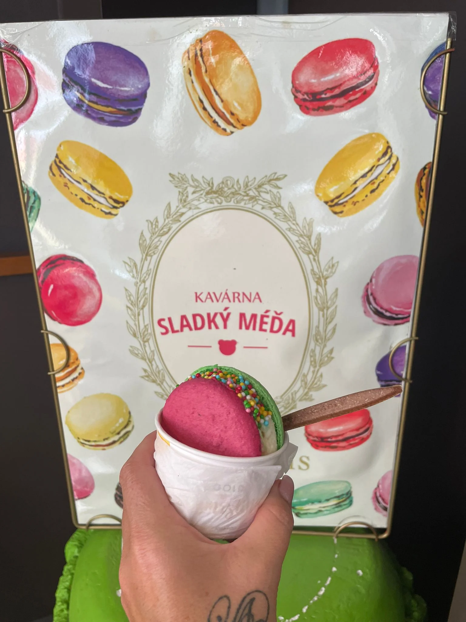 Velká zmrzlinová makronka a káva nebo limonáda pro 1 či 2 osoby
