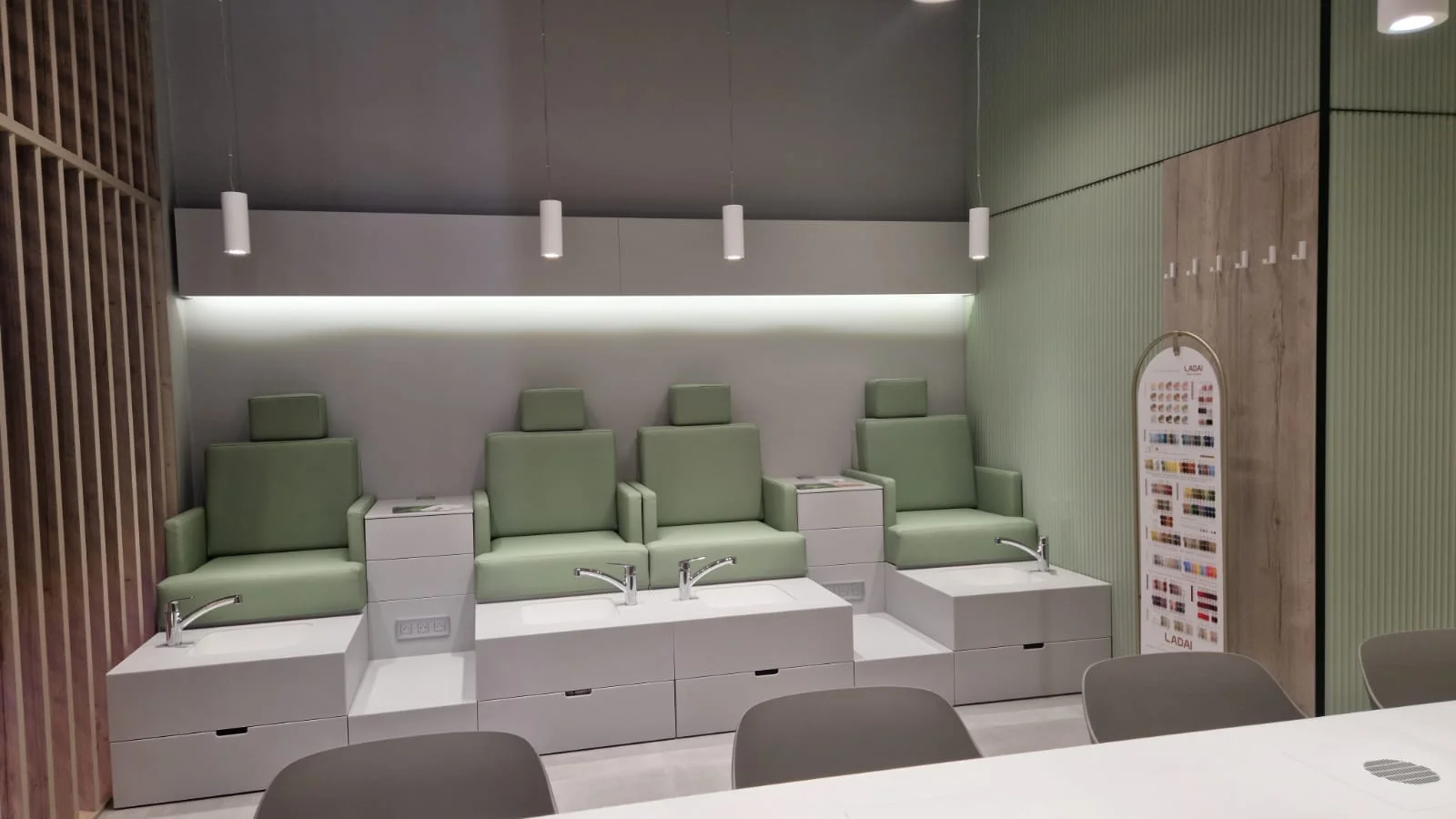 Zdravé a krásné nehty: manikúra a pedikúra s možností gel laku i spa varianta s peelingem