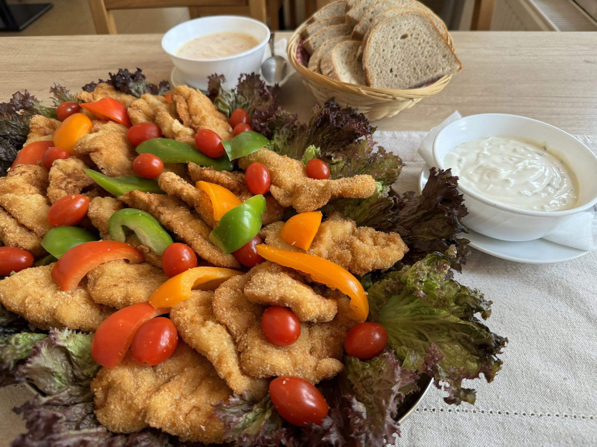 500 nebo 1000 g řízků, pečivo, zelenina, omáčky i 2 velká piva