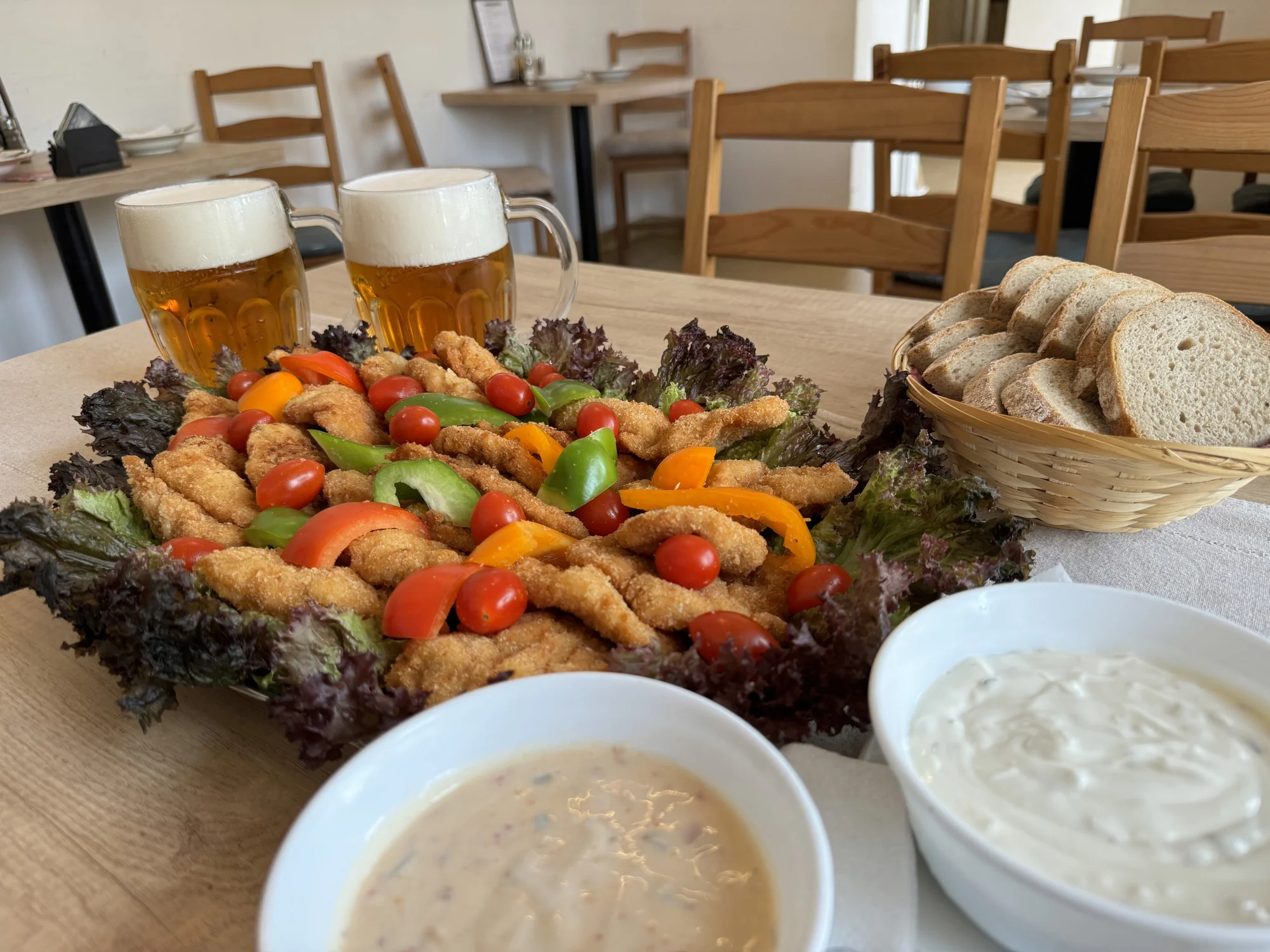 500 nebo 1000 g řízků, pečivo, zelenina, omáčky i 2 velká piva