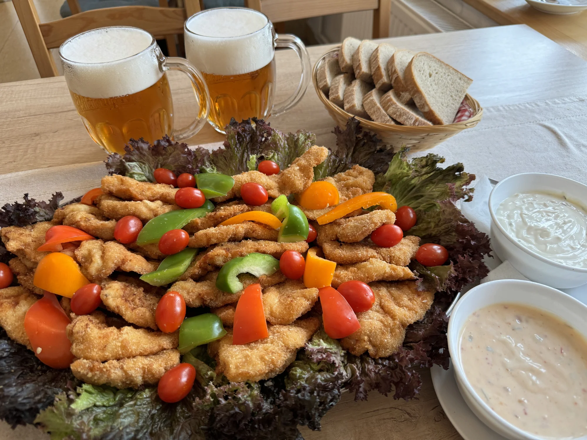 500 nebo 1000 g řízků, pečivo, zelenina, omáčky i 2 velká piva