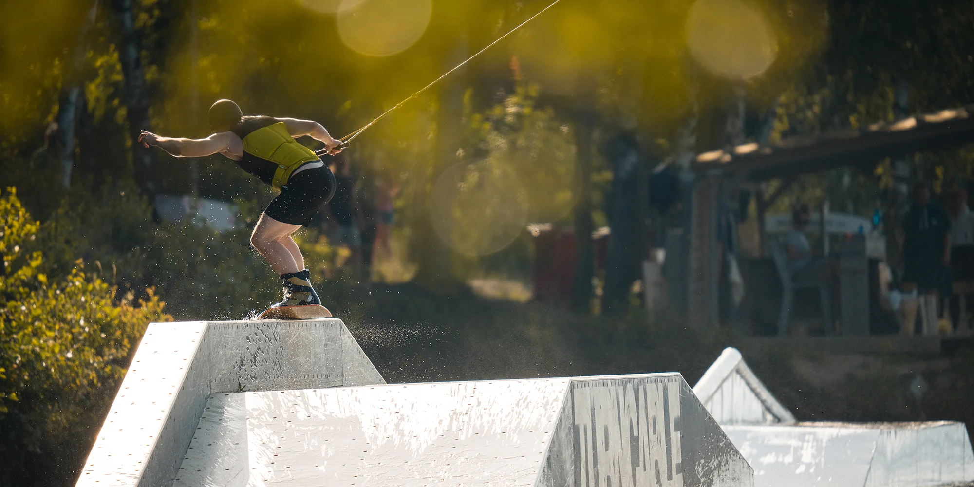 Adrenalin na vodě: Wakeboarding na 1 hod. vč. vybavení a trenéra, 2-4 osoby