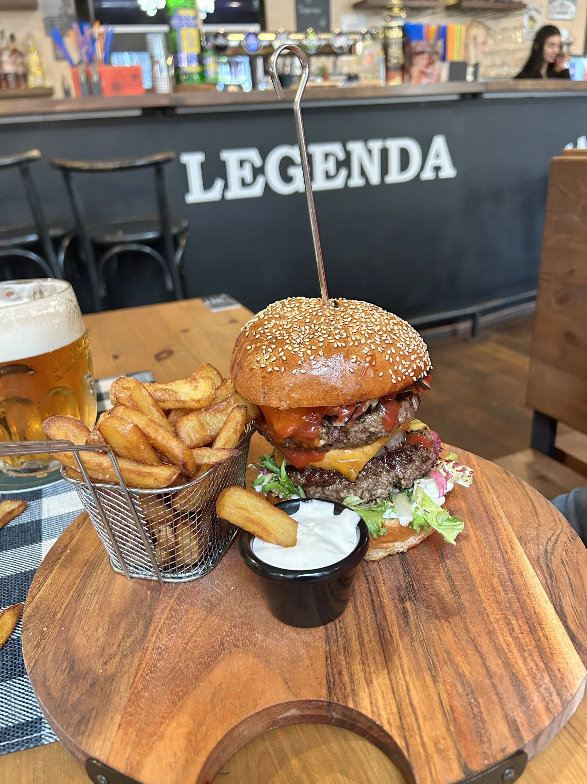 Dvojitá porce slasti: doubleburger se 400 g masa a tuplovaným pivem u I. P. Pavlova