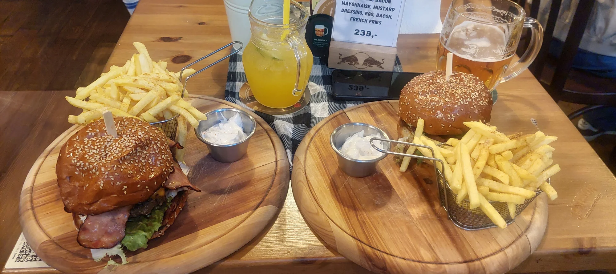 Hovězí nebo vege burger s hranolky a pivem či nealkem pro 1–4 osoby
