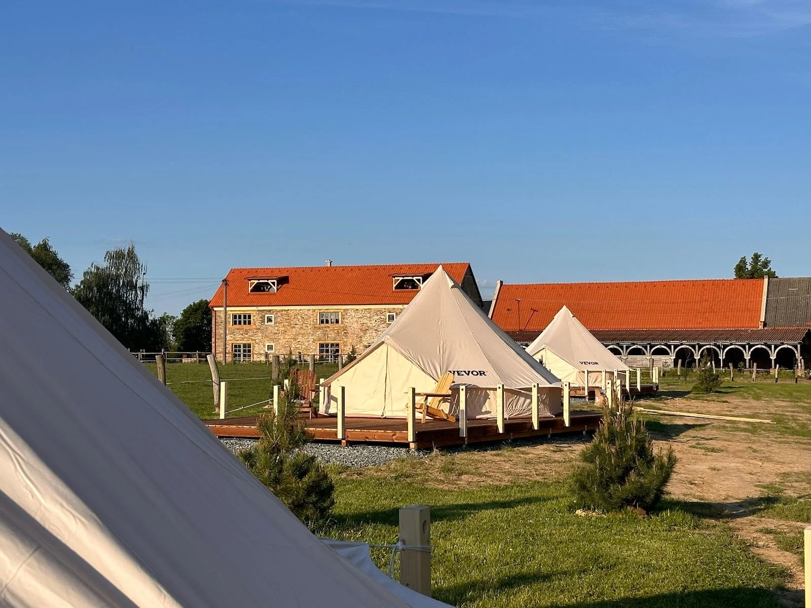 Glamping na farmě v Posázaví: luxusní stan s výhledem na pastviny pro 5 osob