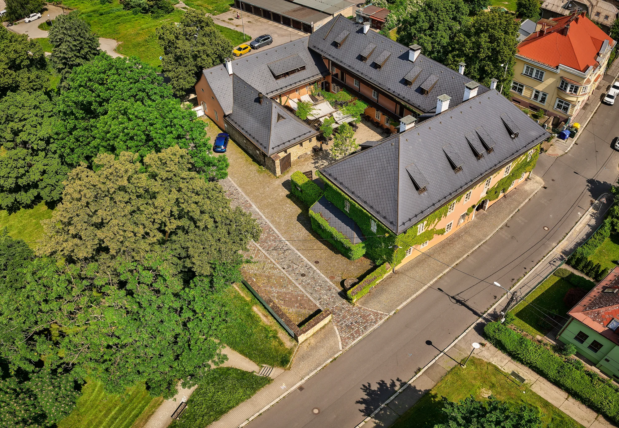 Wellness pro 2 osoby na zámku v Ostravě: pivní či vinná lázeň, masáž a neomezeně pivo či víno