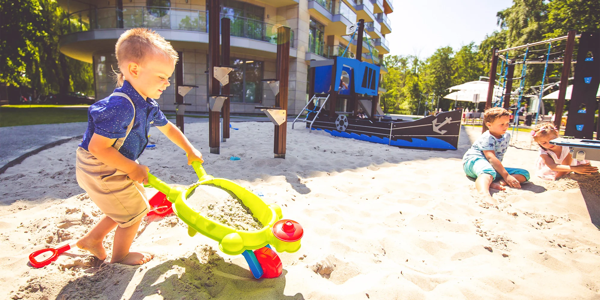 Resort u pláže v Kolobřehu: snídaně či polopenze, neomezený vstup do wellness i dětský klub