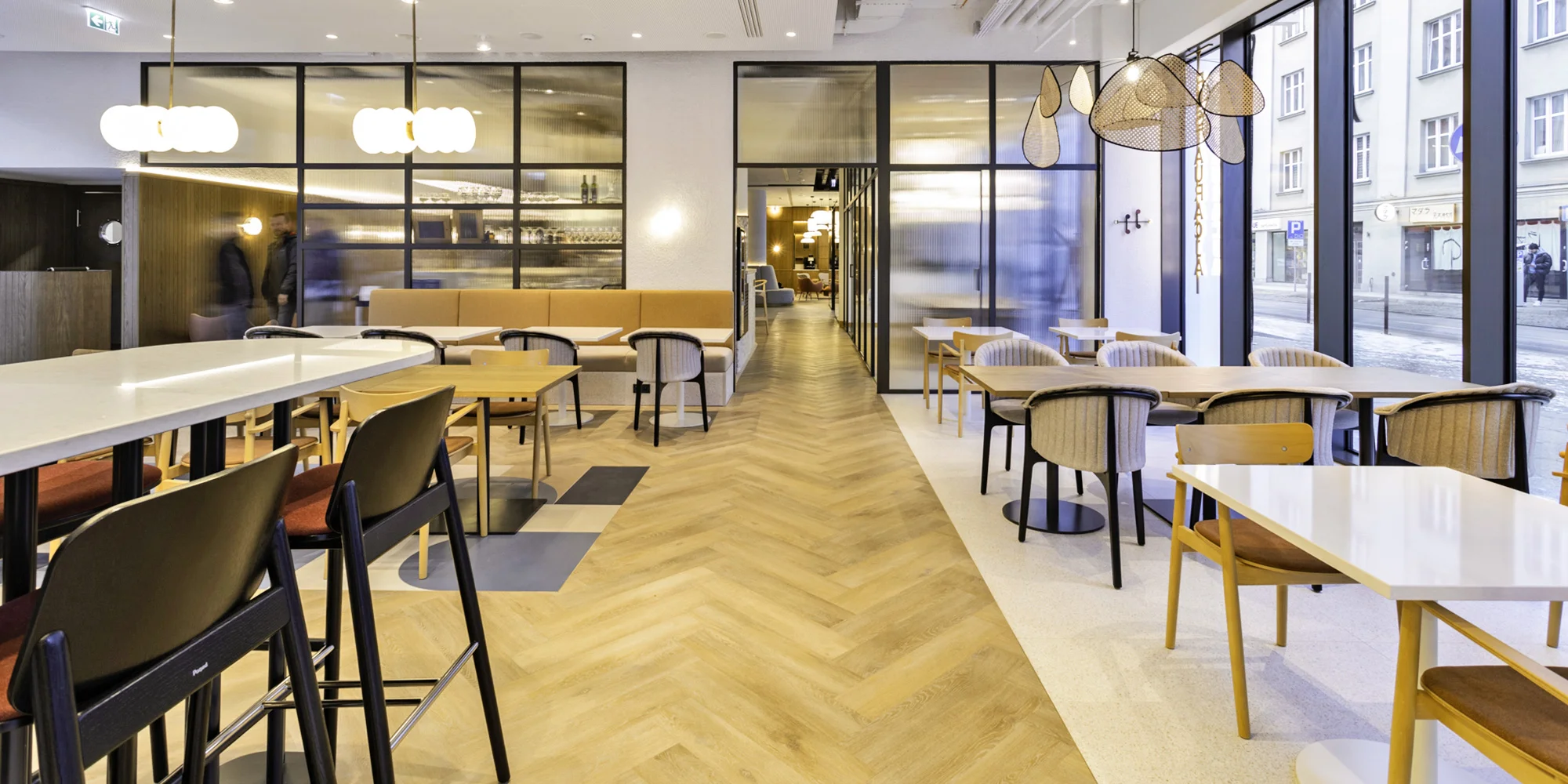 Nově postavený moderní hotel v samém centru Katovic s jídlem a saunou