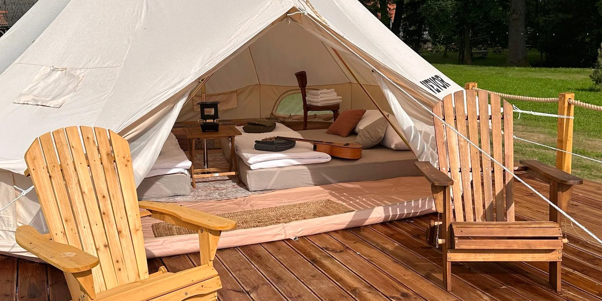Glamping na farmě v Posázaví: luxusní stan s výhledem na pastviny pro 5 osob