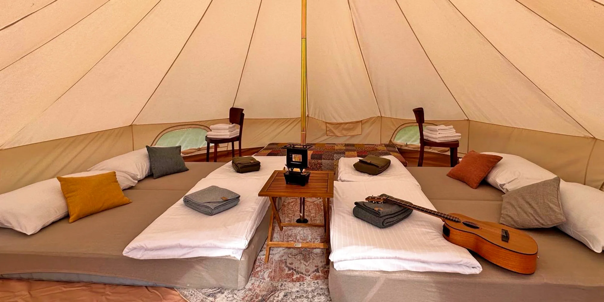 Glamping na farmě v Posázaví: luxusní stan s výhledem na pastviny pro 5 osob