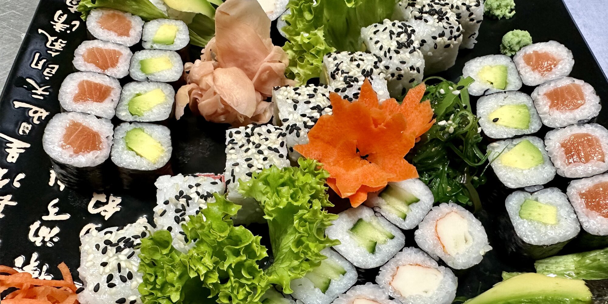 Sushi sety: 42-55 ks s okurkou, lososem i krevetami