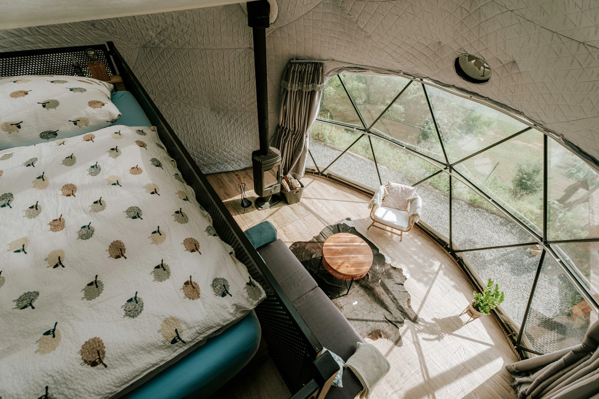 Glamping na samotě: luxusní stan s kuchyní i koupelnou a venkovní vířivka i sauna