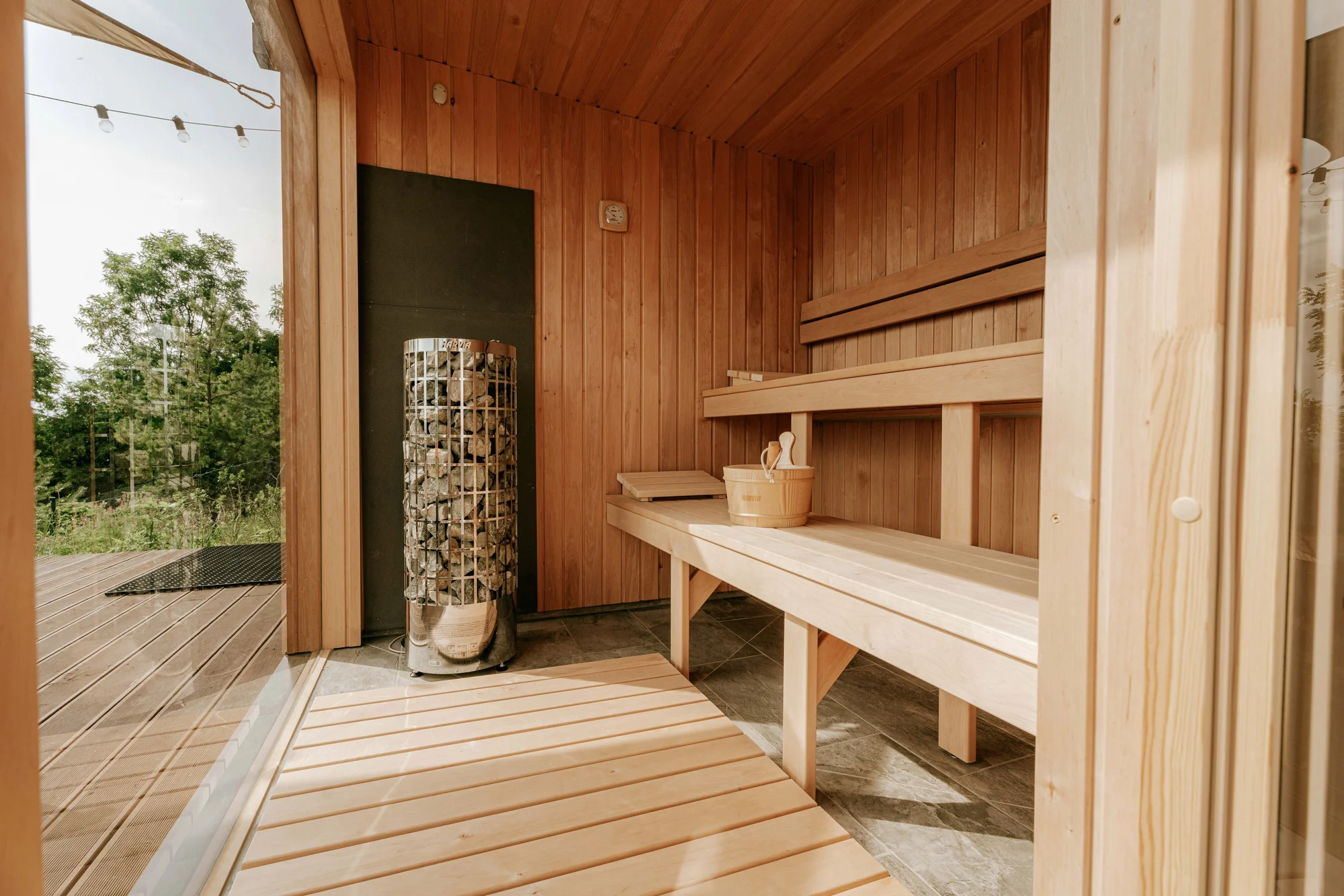 Glamping na samotě: luxusní stan s kuchyní i koupelnou a venkovní vířivka i sauna