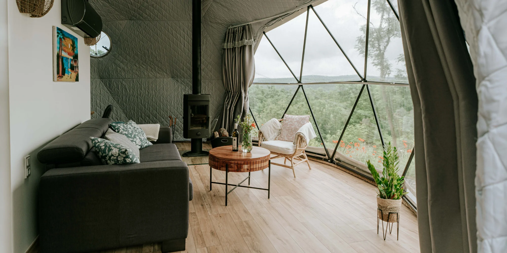Glamping na samotě: luxusní stan s kuchyní i koupelnou a venkovní vířivka i sauna