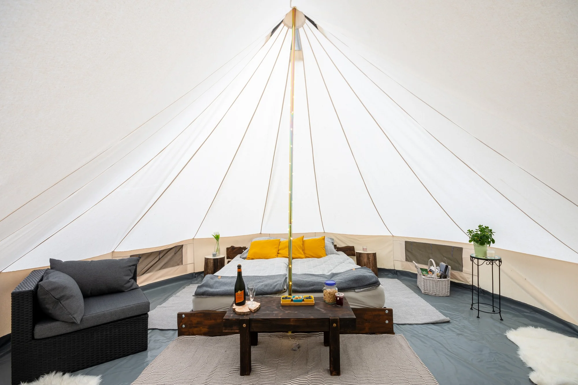 Glamping u Brd: moderní stan, vybavená kuchyň a horký sud až pro 4 osoby