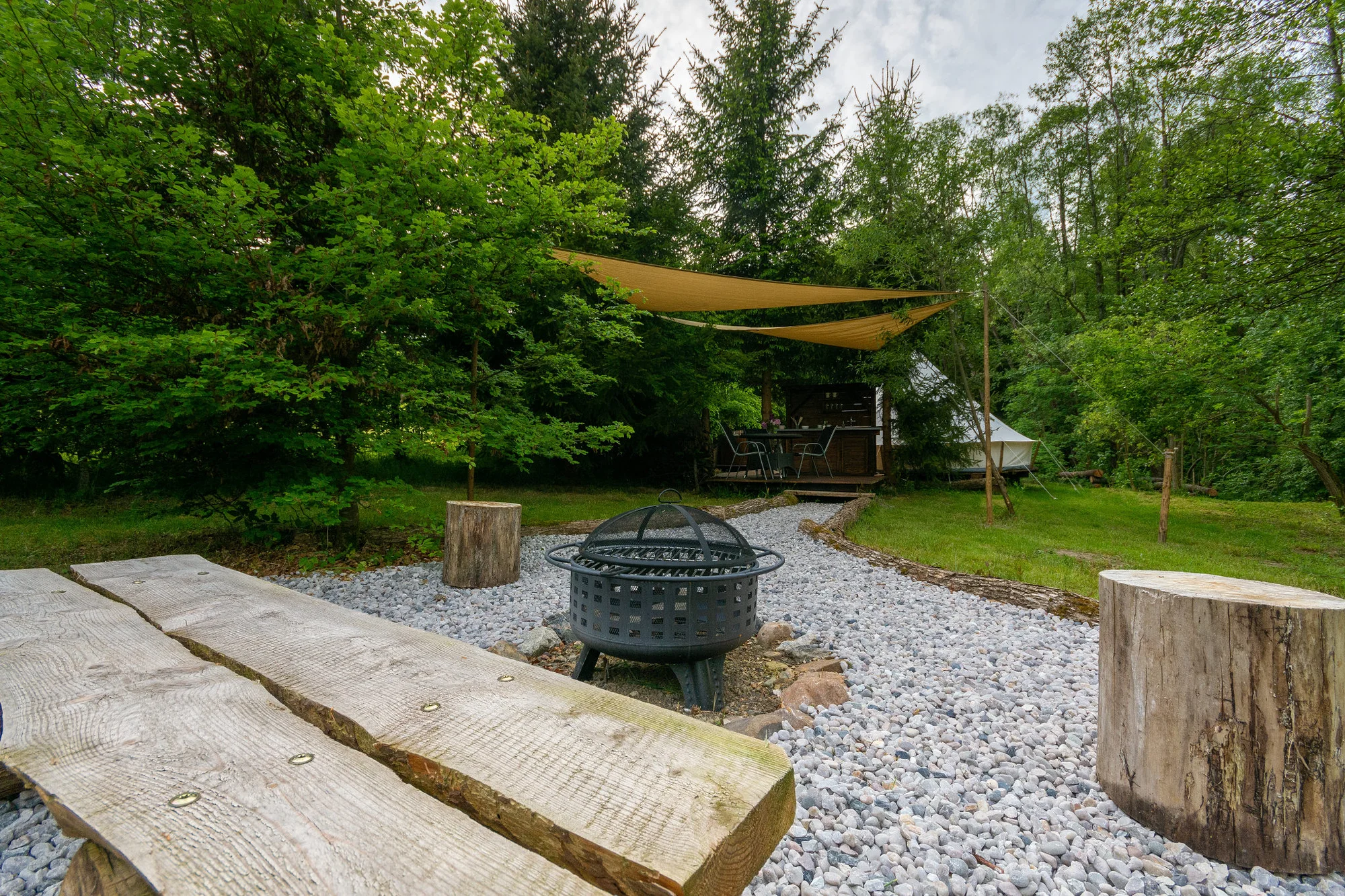 Glamping u Brd: moderní stan, vybavená kuchyň a horký sud až pro 4 osoby