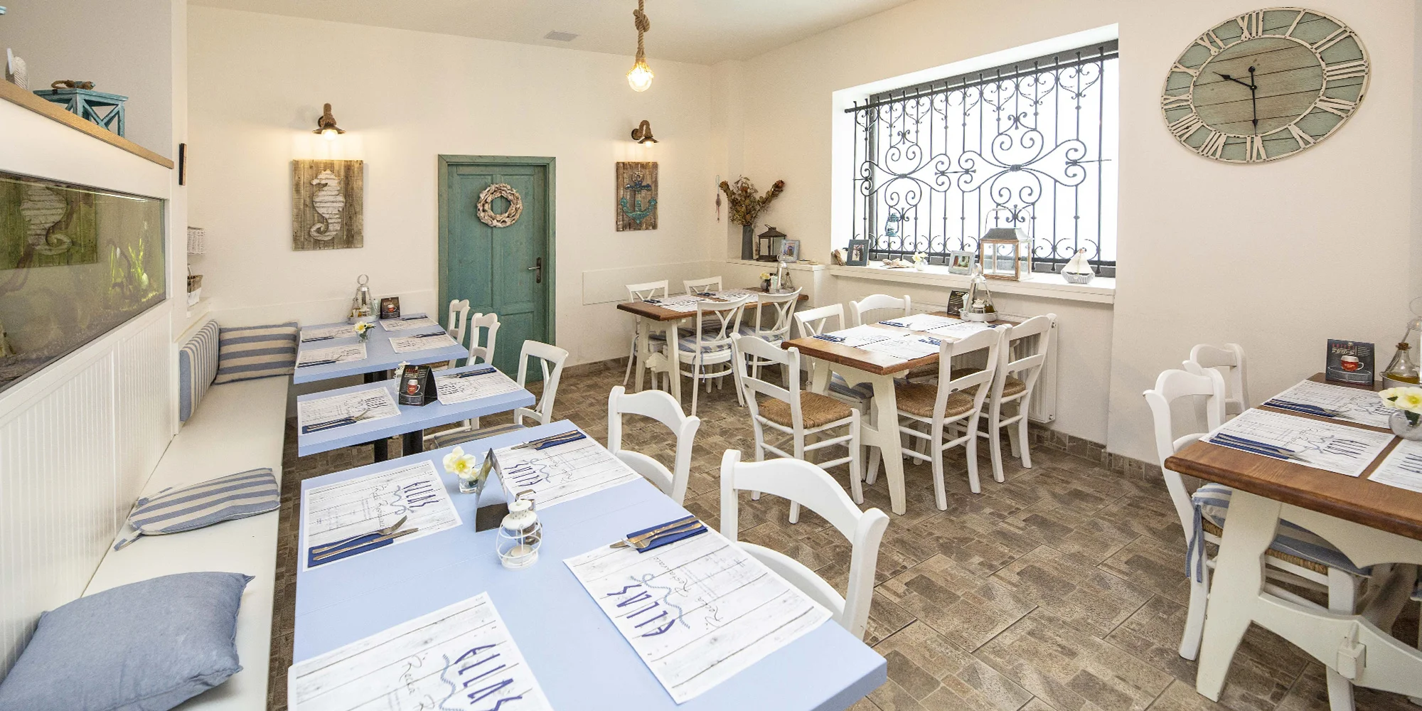 Gyros menu pro 2 osoby: talíř předkrmů, gyros v metaxové omáčce i mix dezertů a nápoje