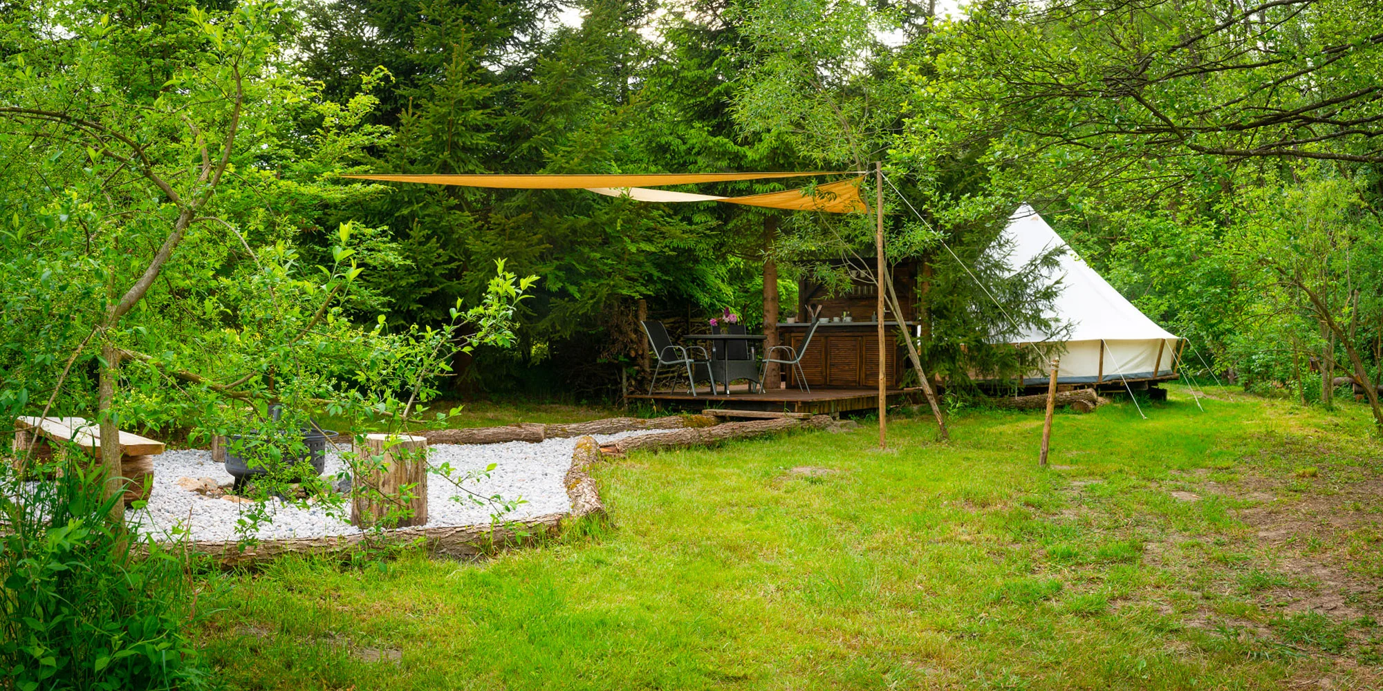 Glamping u Brd: moderní stan, vybavená kuchyň a horký sud až pro 4 osoby