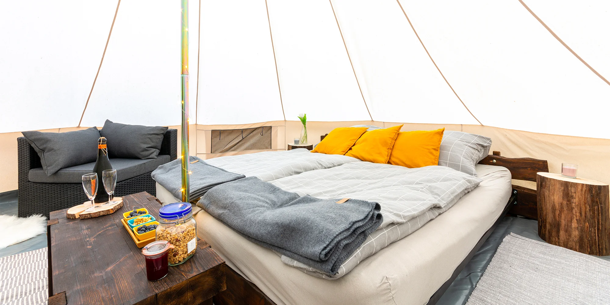 Glamping u Brd: moderní stan, vybavená kuchyň a horký sud až pro 4 osoby