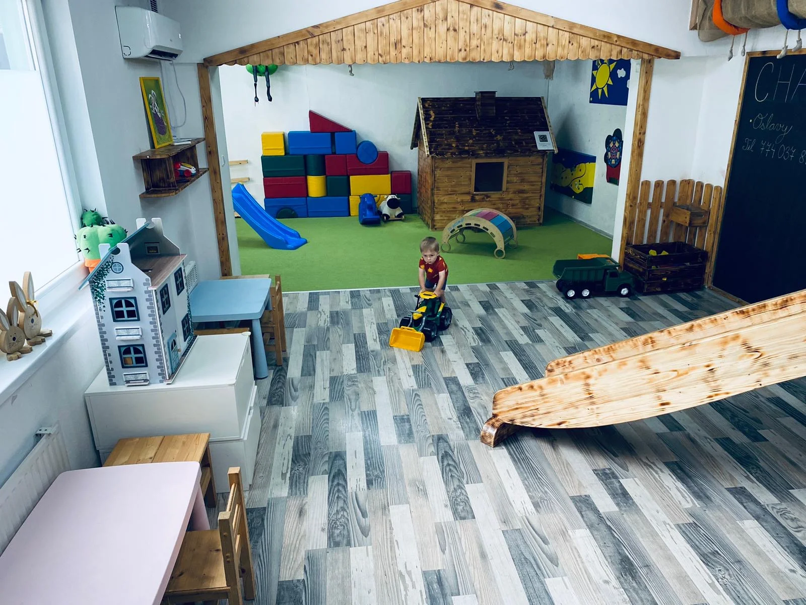 Neomezený vstup pro dítě do dětské herny a kavárny Chaloupka: dospělí zdarma