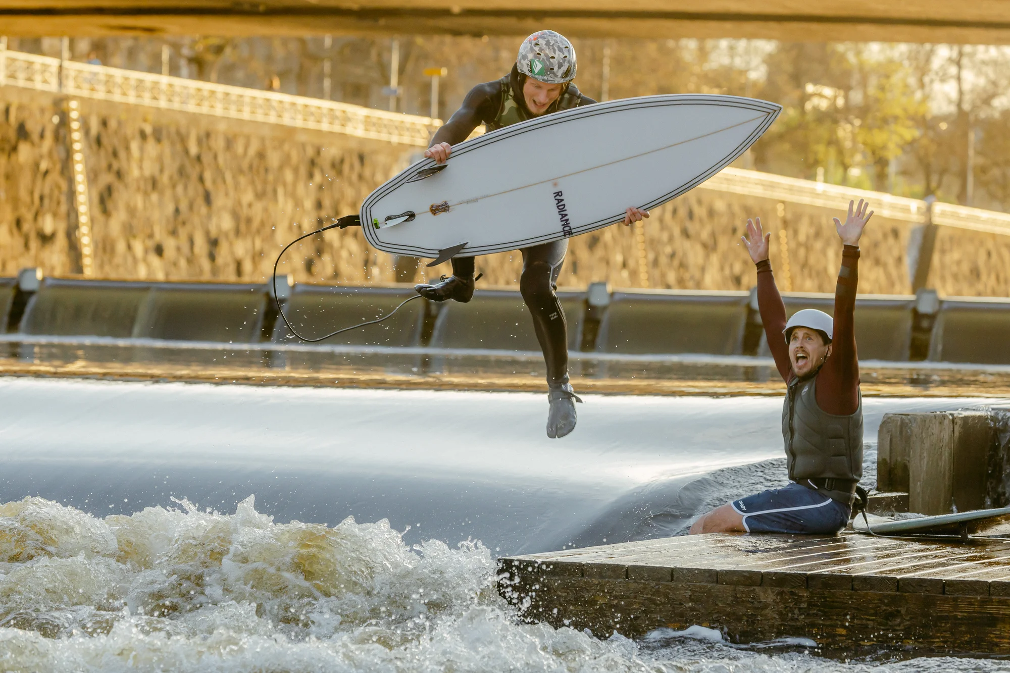 Surfing na Vltavě s instruktorem: 2hod. skupinová lekce pro 1 osobu