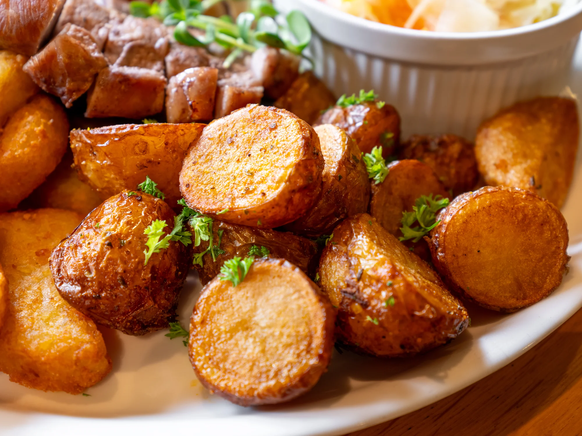 Steakové prkno se třemi druhy masa a přílohami i s velkým pivem pro 2 osoby