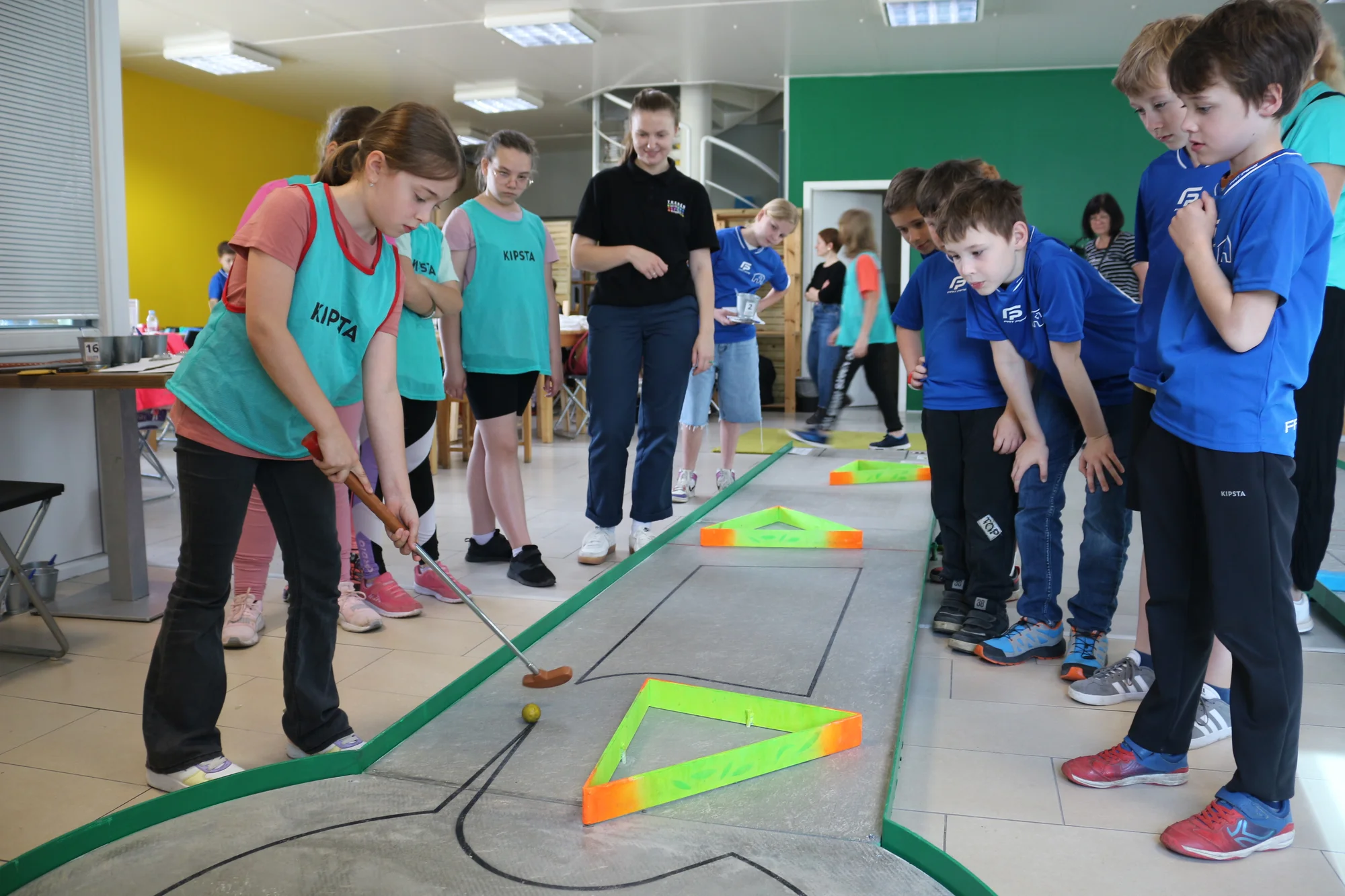 Krytý minigolf na břehu Vltavy vedený profíky: celodenní vstup ve všední dny pro děti i dospělé