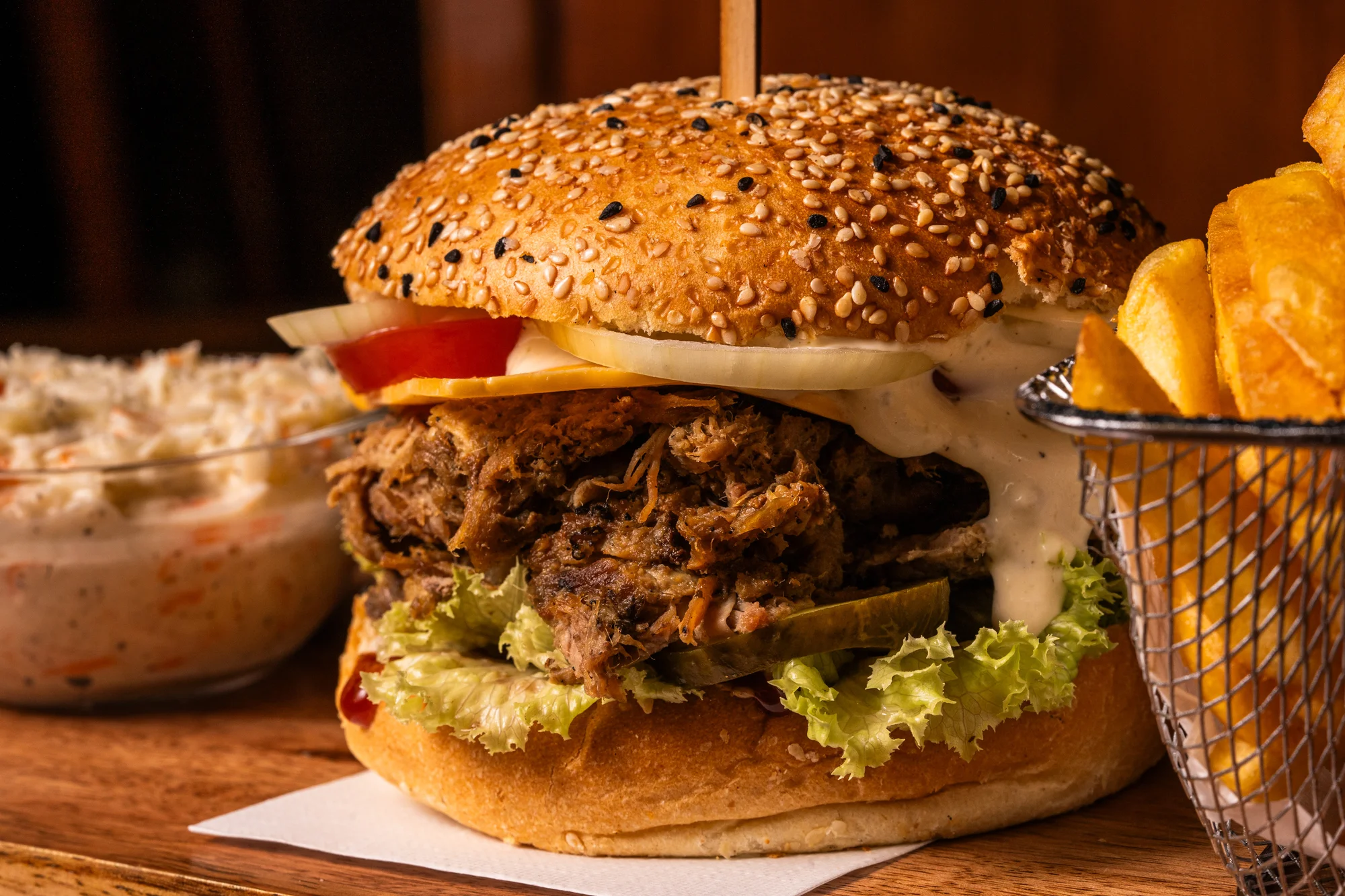 Strongburger s trhaným vepřovým a čedarem, k tomu hranolky i coleslaw: pro 1, 2 nebo 4 osoby