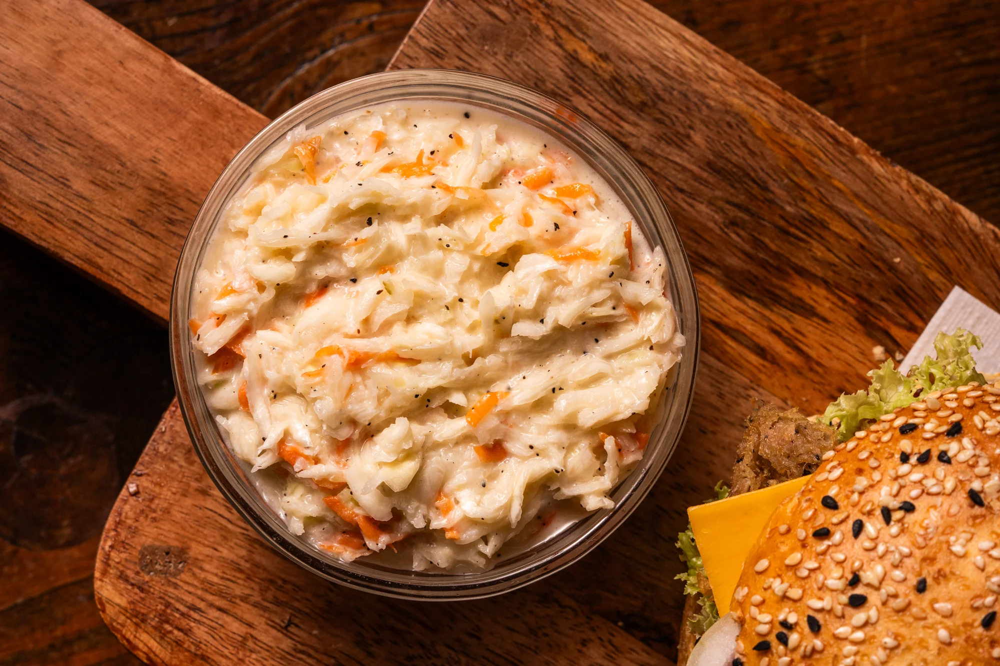 Strongburger s trhaným vepřovým a čedarem, k tomu hranolky i coleslaw: pro 1, 2 nebo 4 osoby