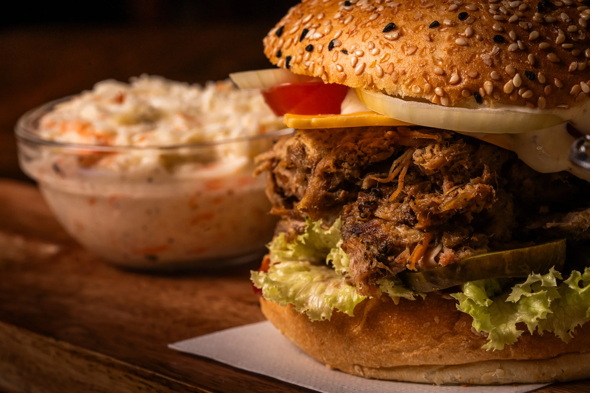 Strongburger s trhaným vepřovým a čedarem, k tomu hranolky i coleslaw: pro 1, 2 nebo 4 osoby
