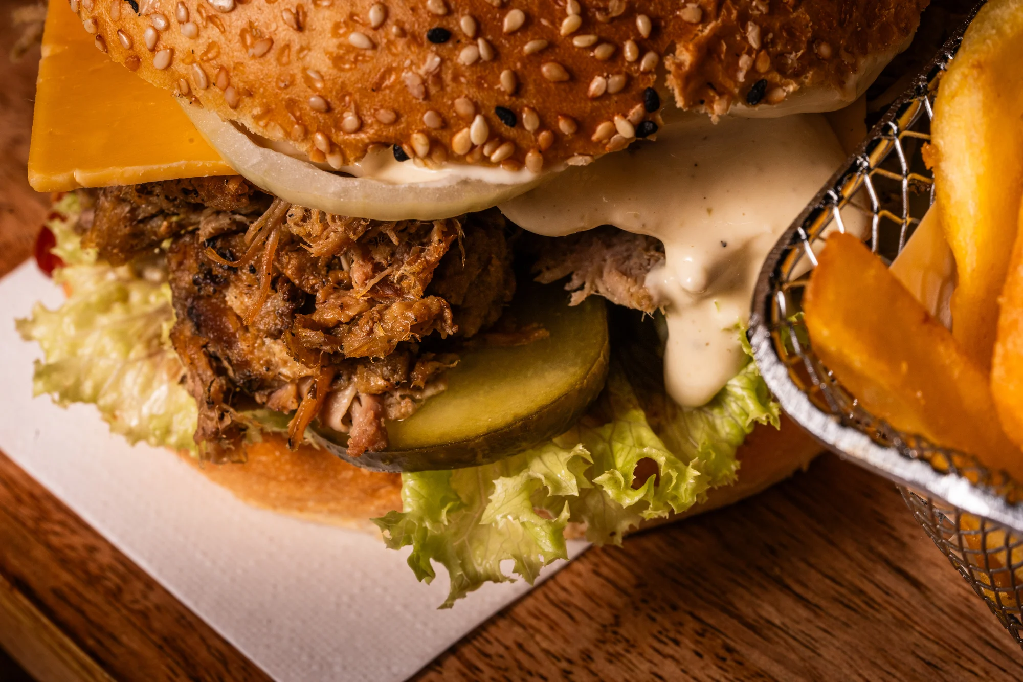 Strongburger s trhaným vepřovým a čedarem, k tomu hranolky i coleslaw: pro 1, 2 nebo 4 osoby