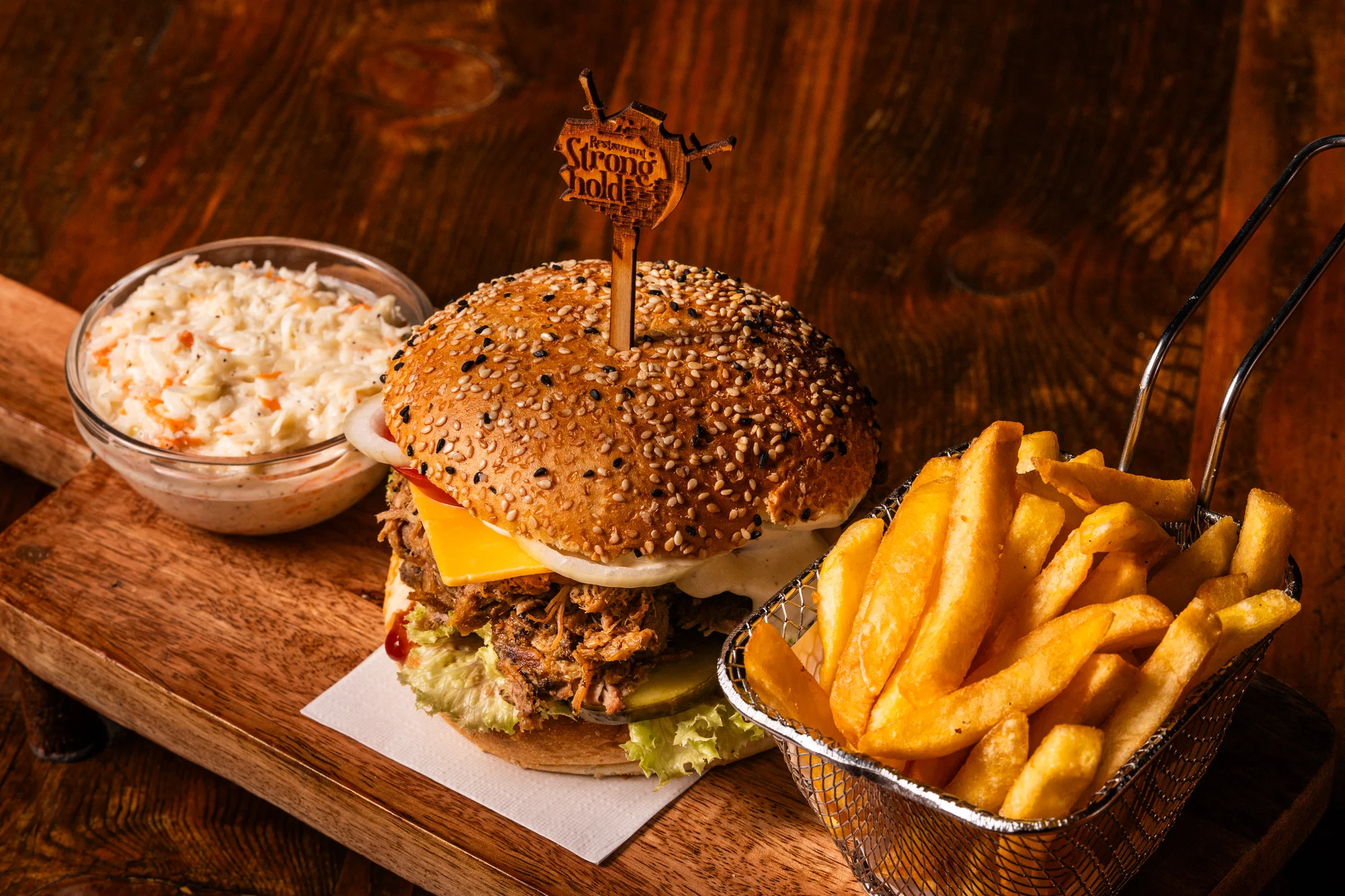 Strongburger s trhaným vepřovým a čedarem, k tomu hranolky i coleslaw: pro 1, 2 nebo 4 osoby