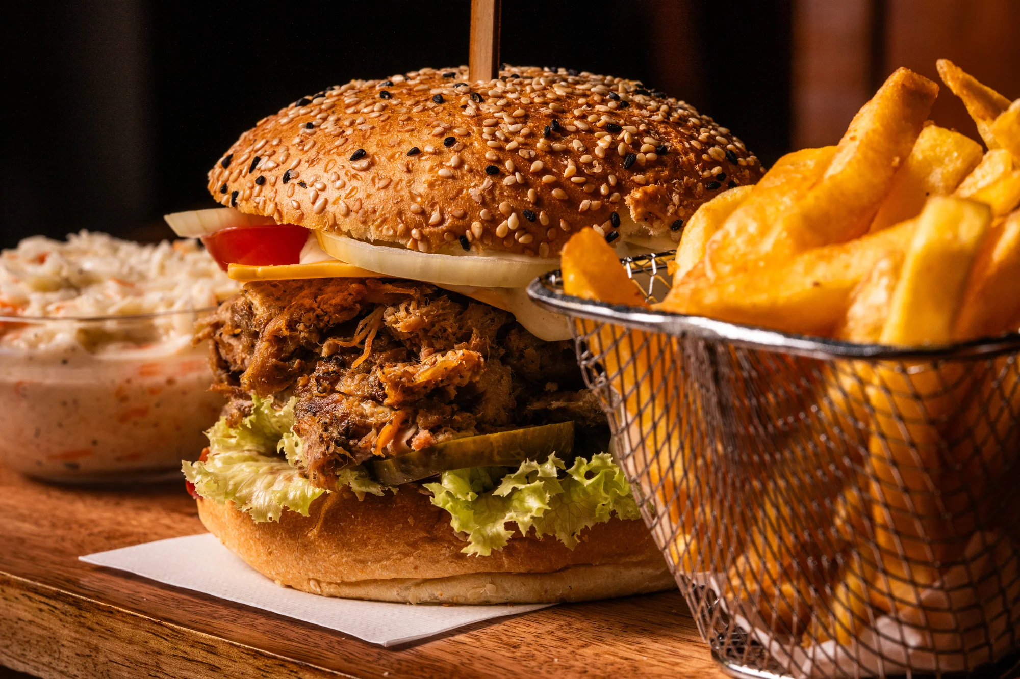 Strongburger s trhaným vepřovým a čedarem, k tomu hranolky i coleslaw: pro 1, 2 nebo 4 osoby